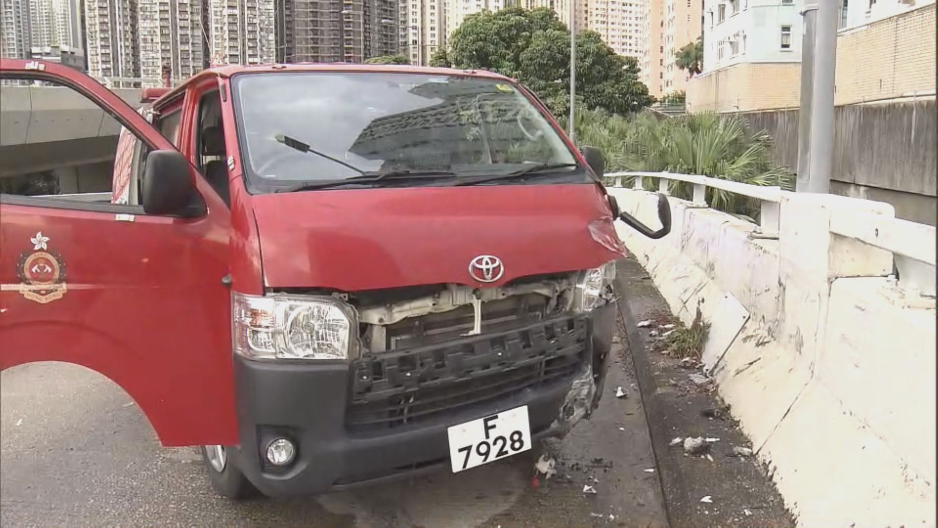 九龍灣消防處客貨車撞壆一人傷 | Now 新聞