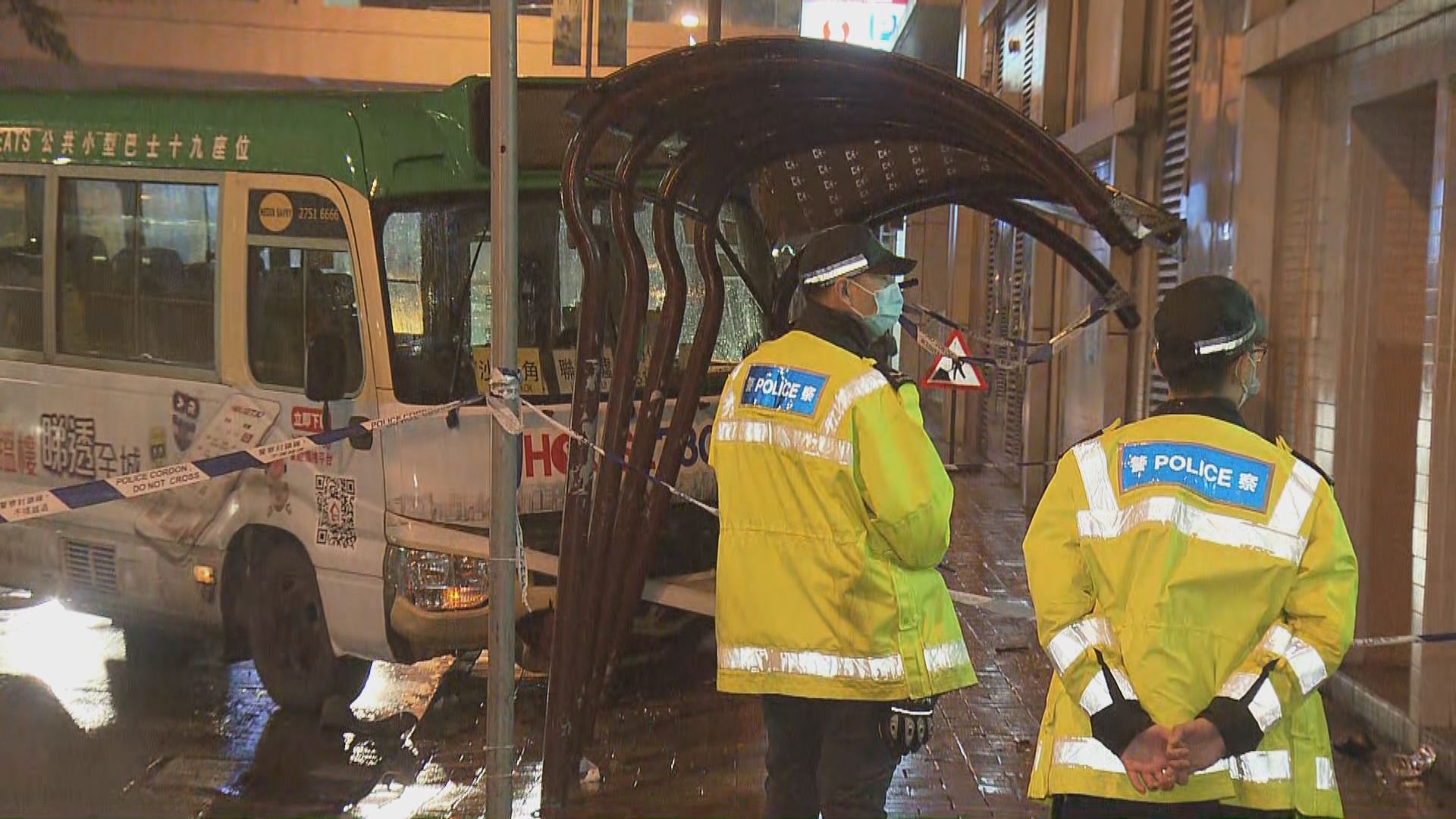 粉嶺小巴失控撞的士站三人受傷送院