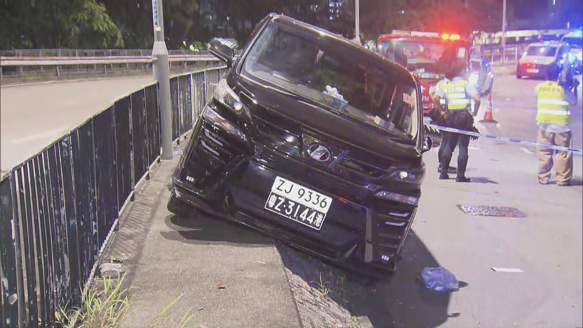 粉嶺私家車失控撞壆　司機昏迷送院