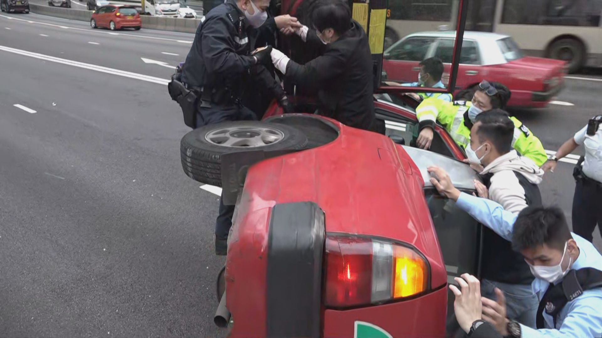 金鐘的士翻側　司機乘客一度被困