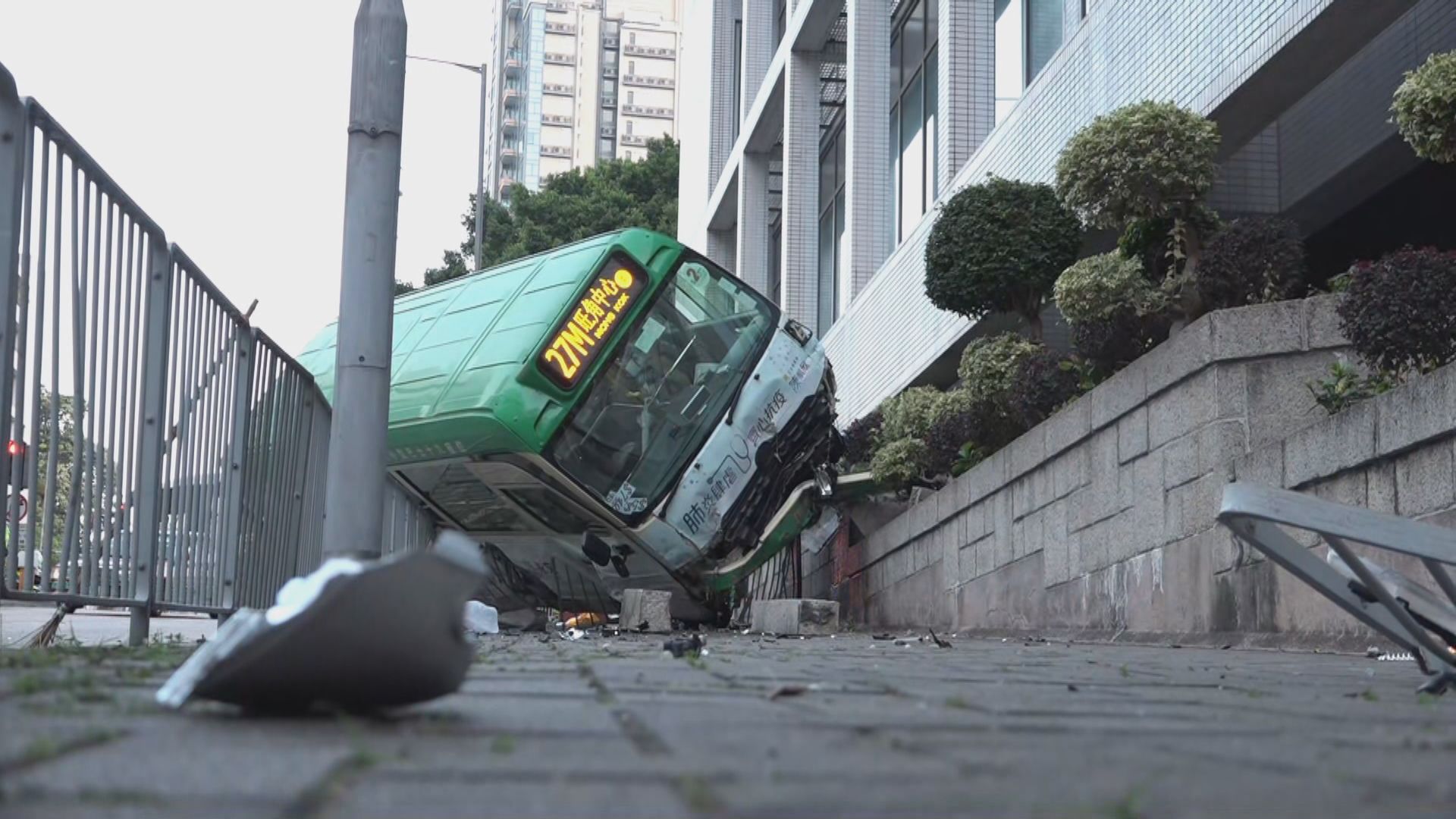 何文田小巴與旅遊巴相撞兩人傷