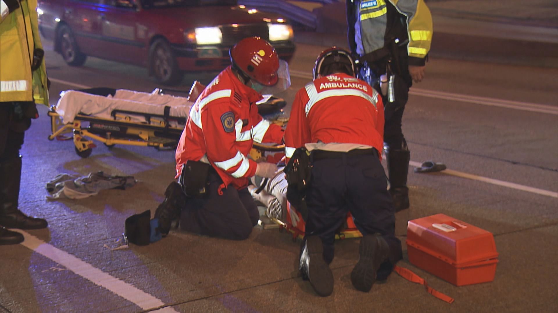 紅磡漆咸道北私家車撞倒過路老翁
