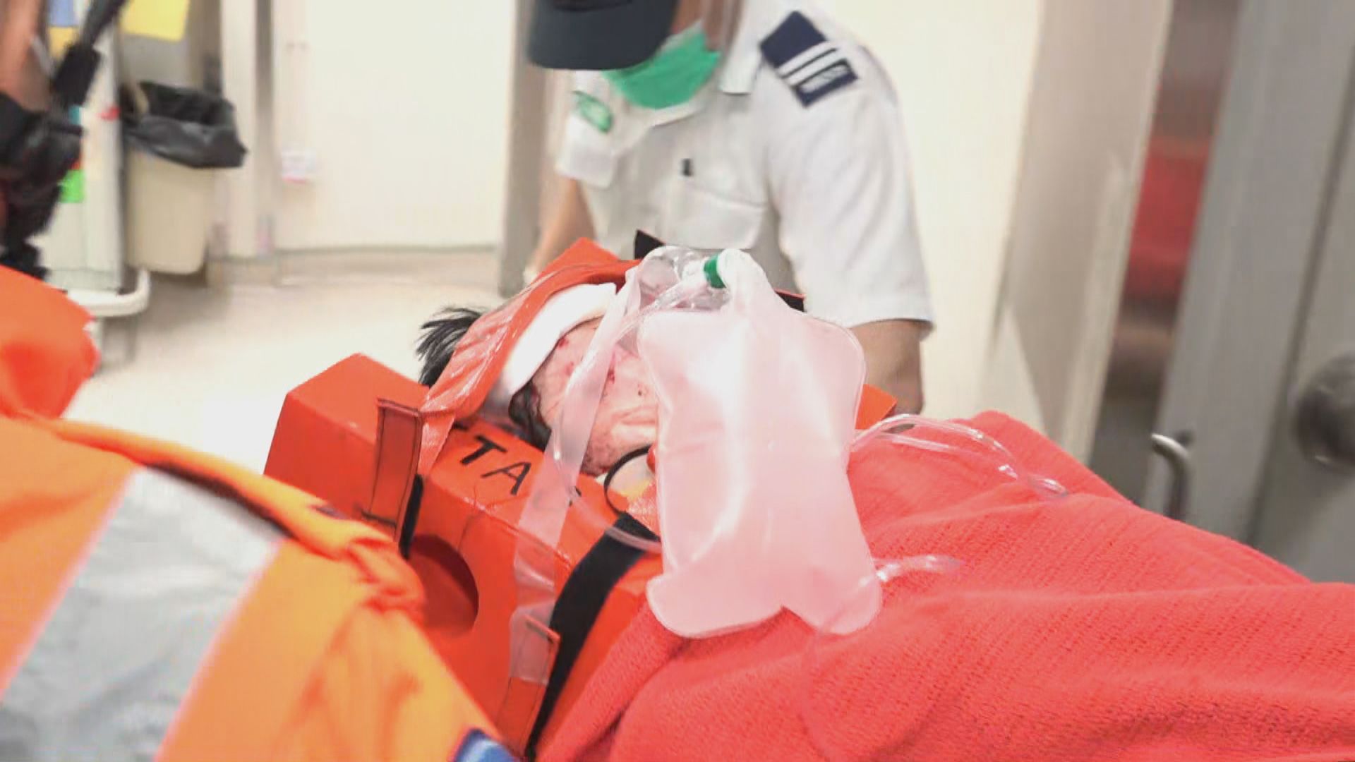 紅磡女子被私家車撞倒後壓在車底　昏迷送院