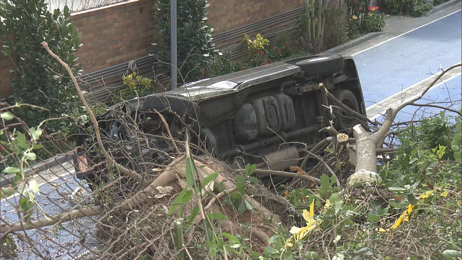 客貨車衝入理大校園兩人受傷