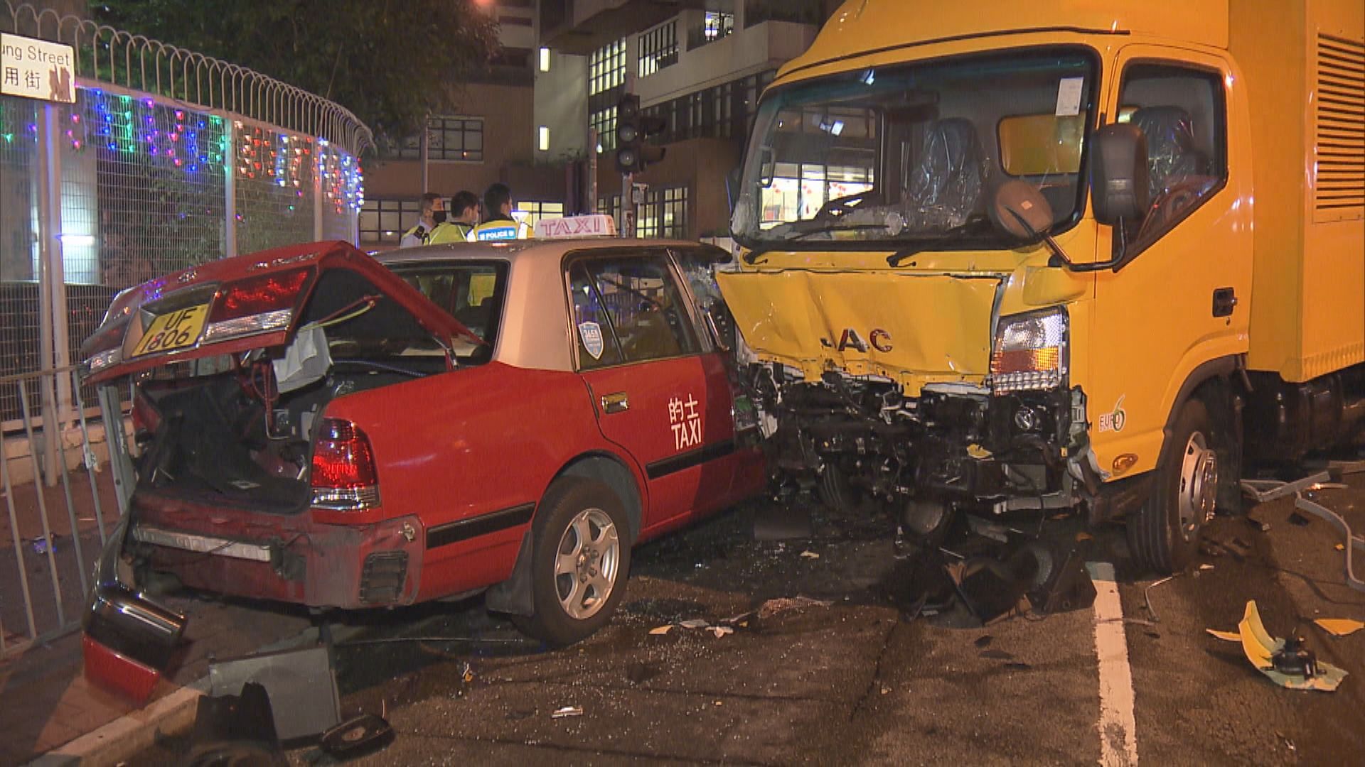 紅磡工程車失控越線撼的士釀兩傷
