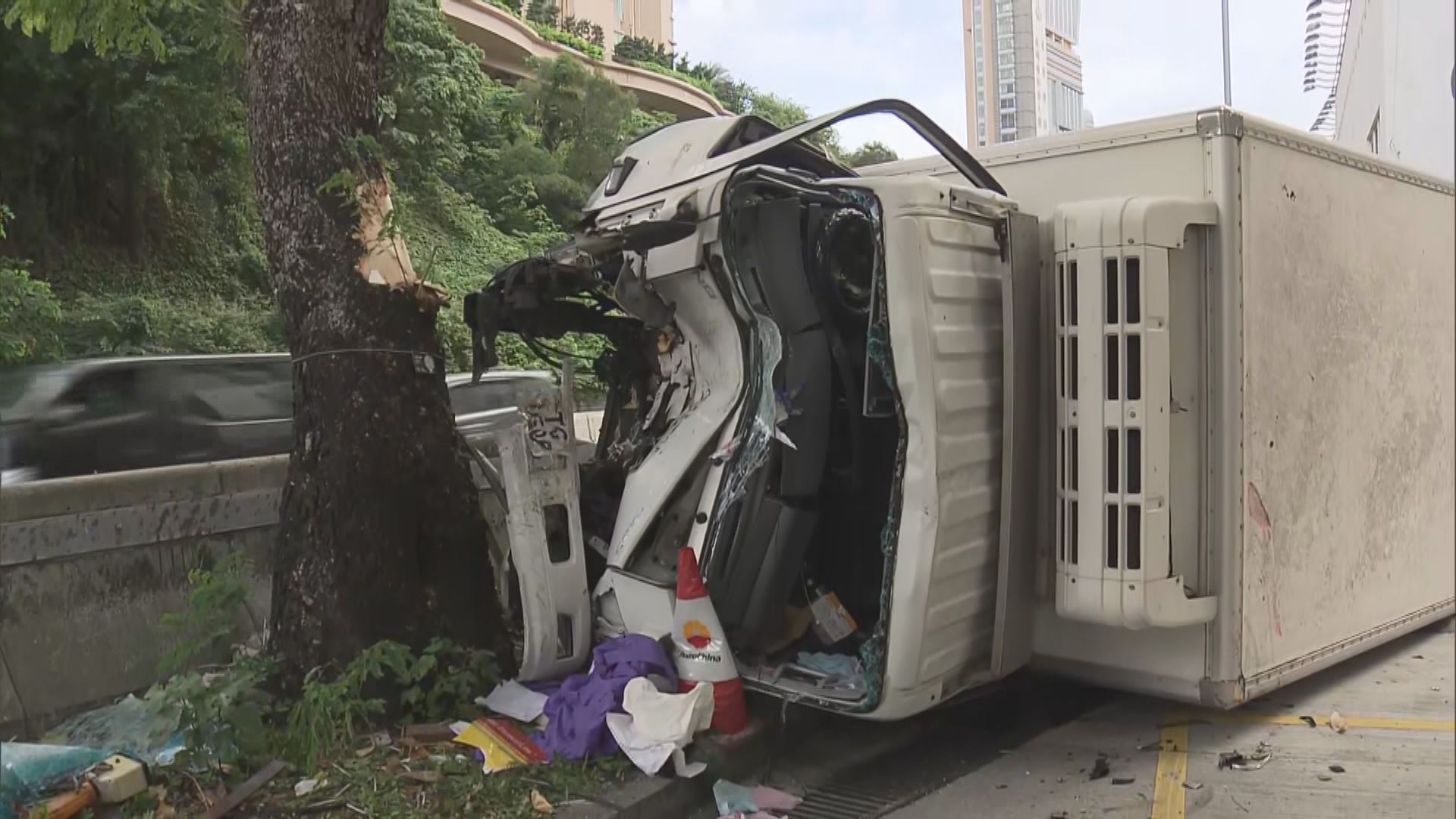 紅磡貨車撞大樹翻側油站內兩人傷