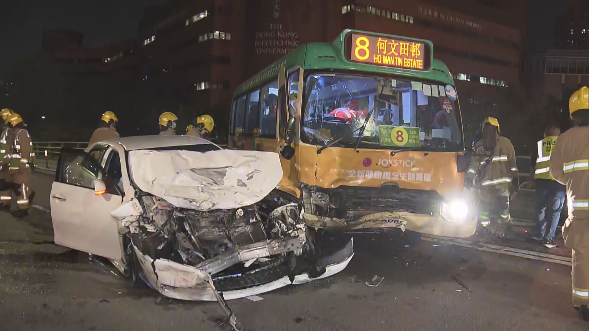 紅磡小巴與私家車相撞釀15傷