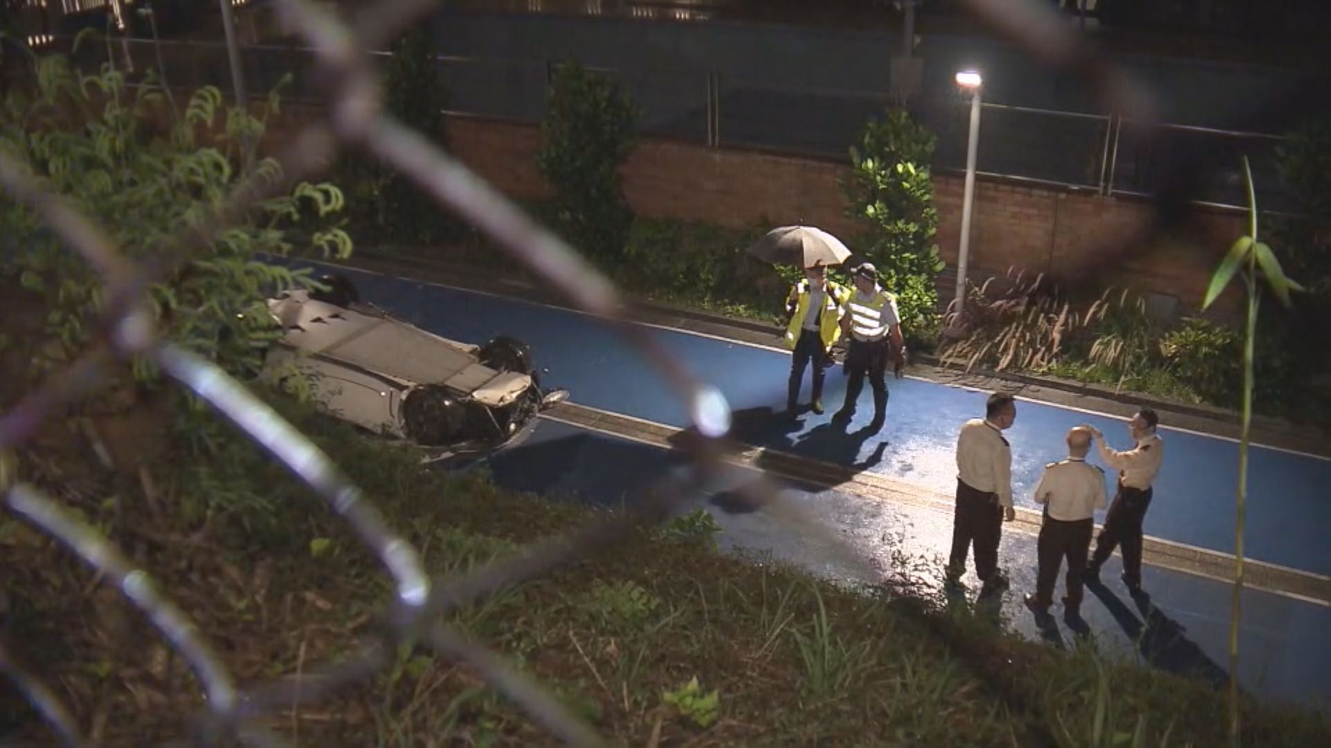 跑車失控衝入理大校園反轉司機輕傷