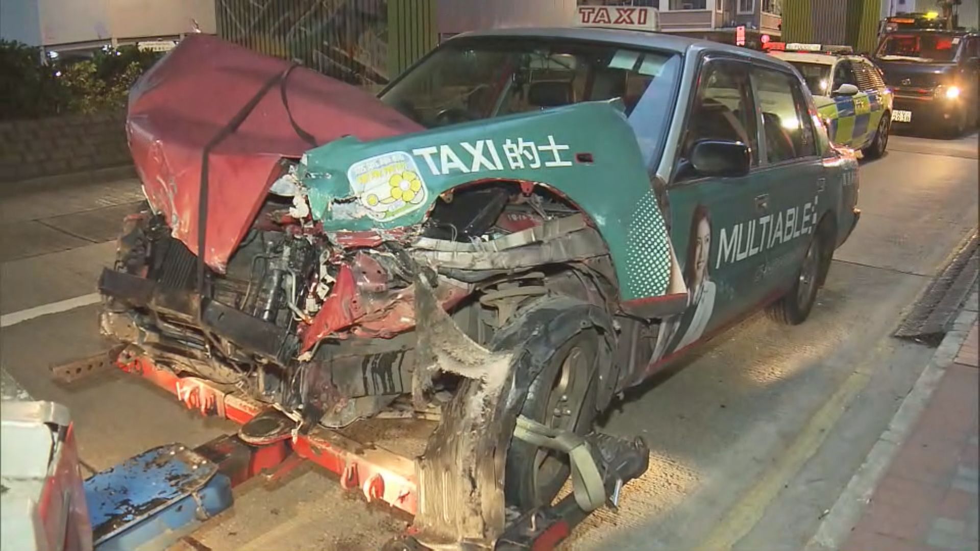 紅磡貨車與的士相撞後翻側2傷