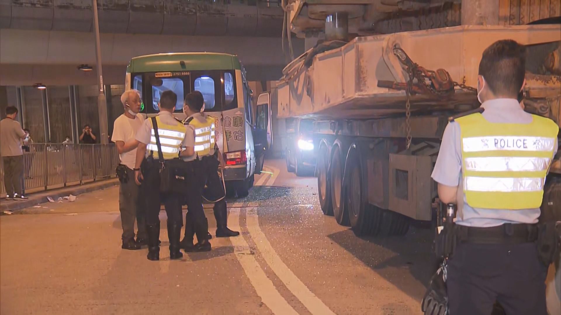 紅磡小巴工程車相撞 8人輕傷