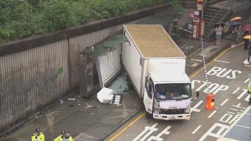 紅磡貨車剷上巴士站一死一傷　警拘34歲非華裔男司機