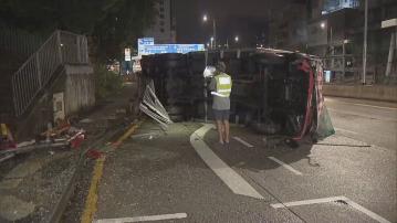 紅磡貨車剷上巴士站釀兩傷