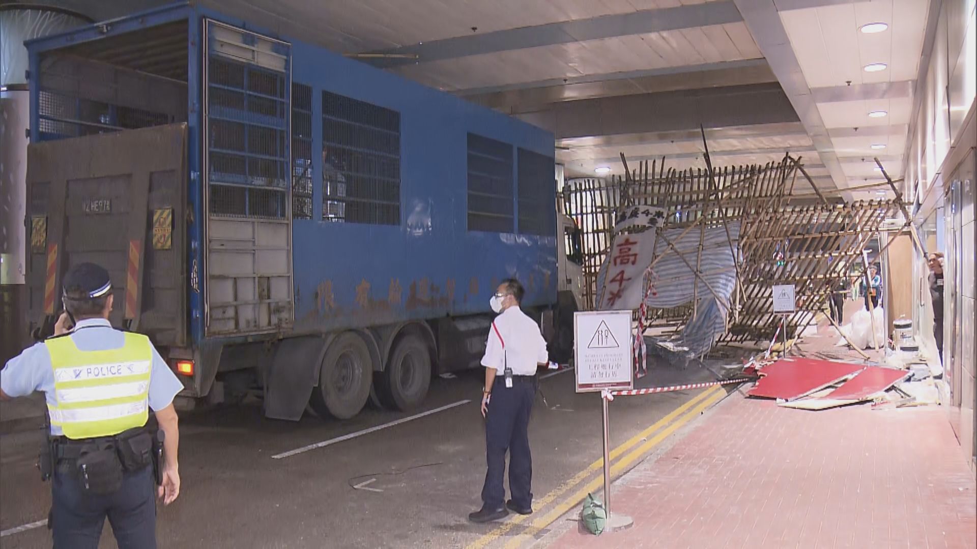 黃埔花園貨車撞塌天花棚架　竹枝擊傷女途人