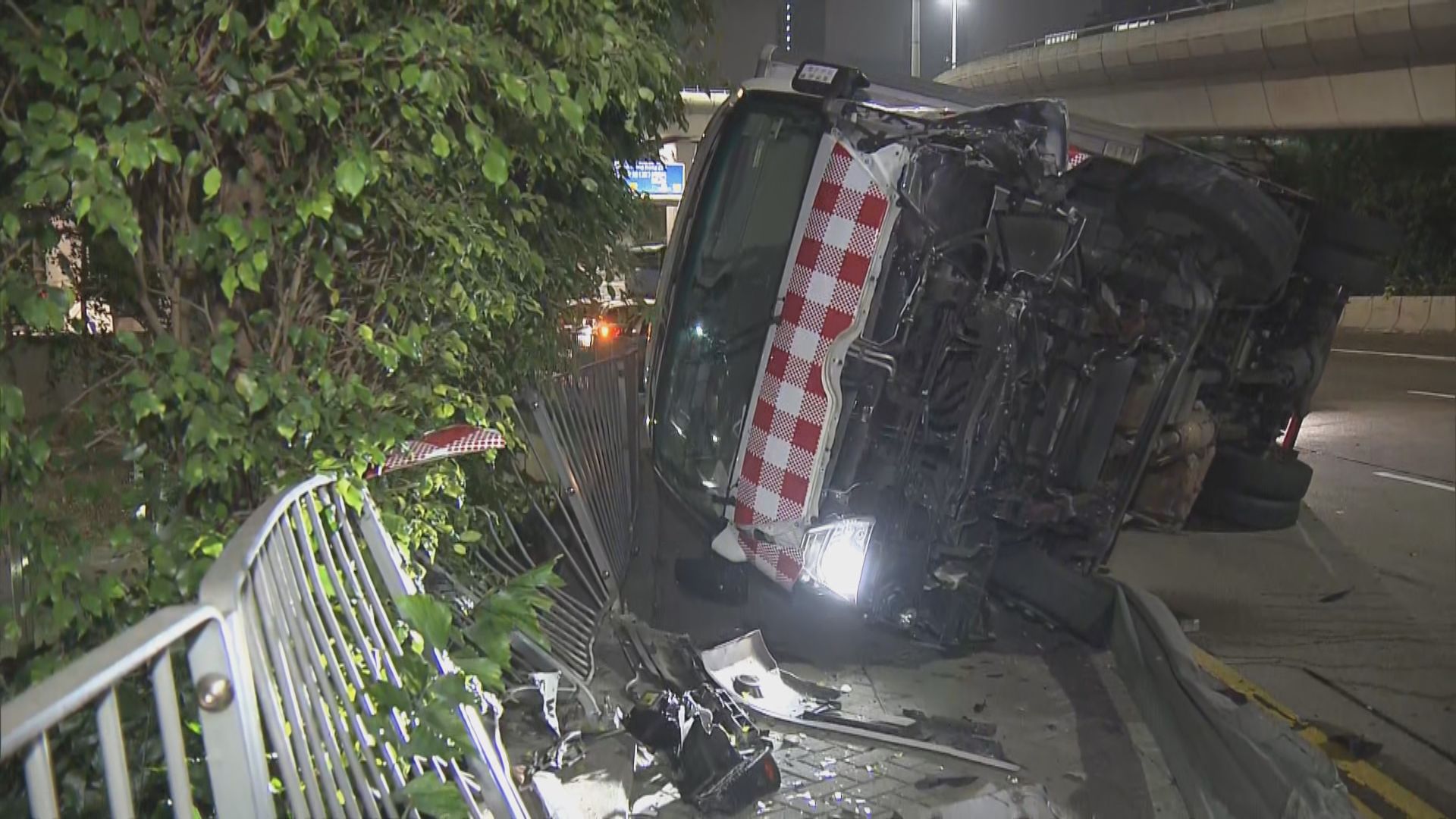 加士居道貨車撞欄翻側釀一傷