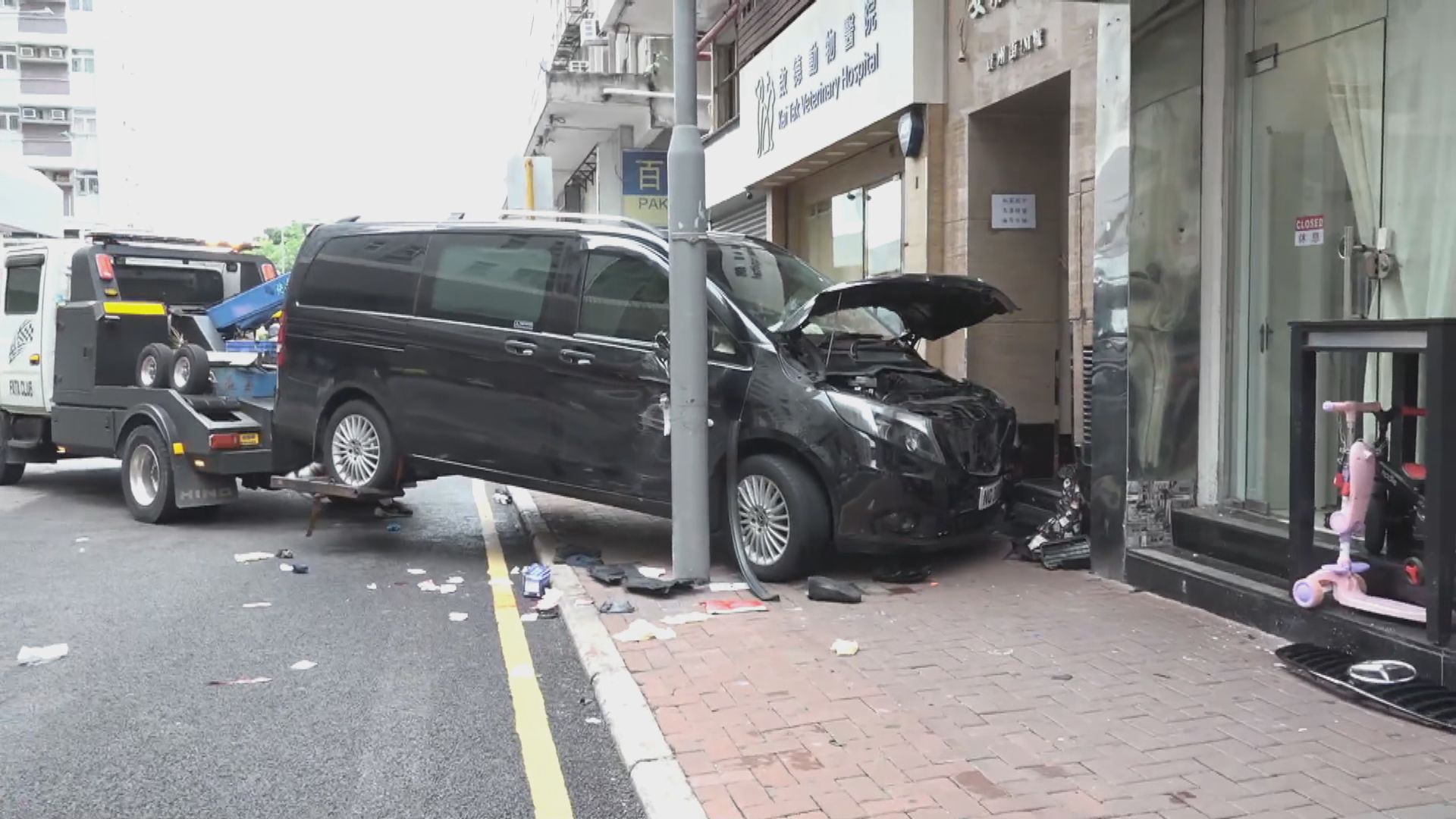 土瓜灣客貨車失事剷上行人路　撞傷兩名途人