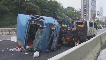 何文田公主道運魚車撞壆翻側兩人傷