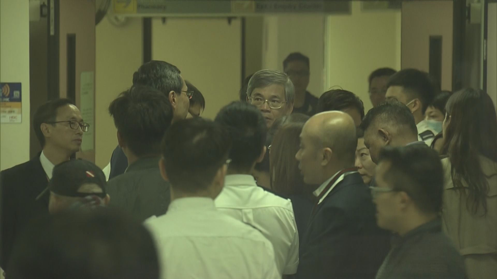 北角校巴剷上行人路　陳肇始羅致光探望傷者