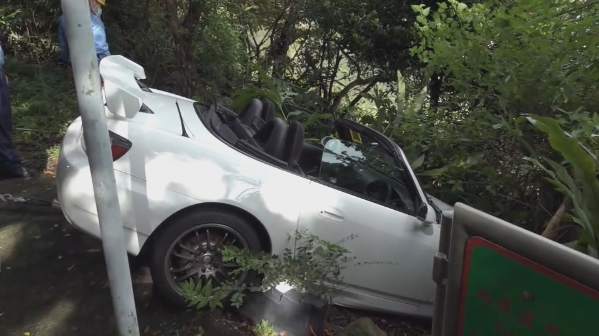 跑馬地開篷跑車失控衝落山坡無人傷