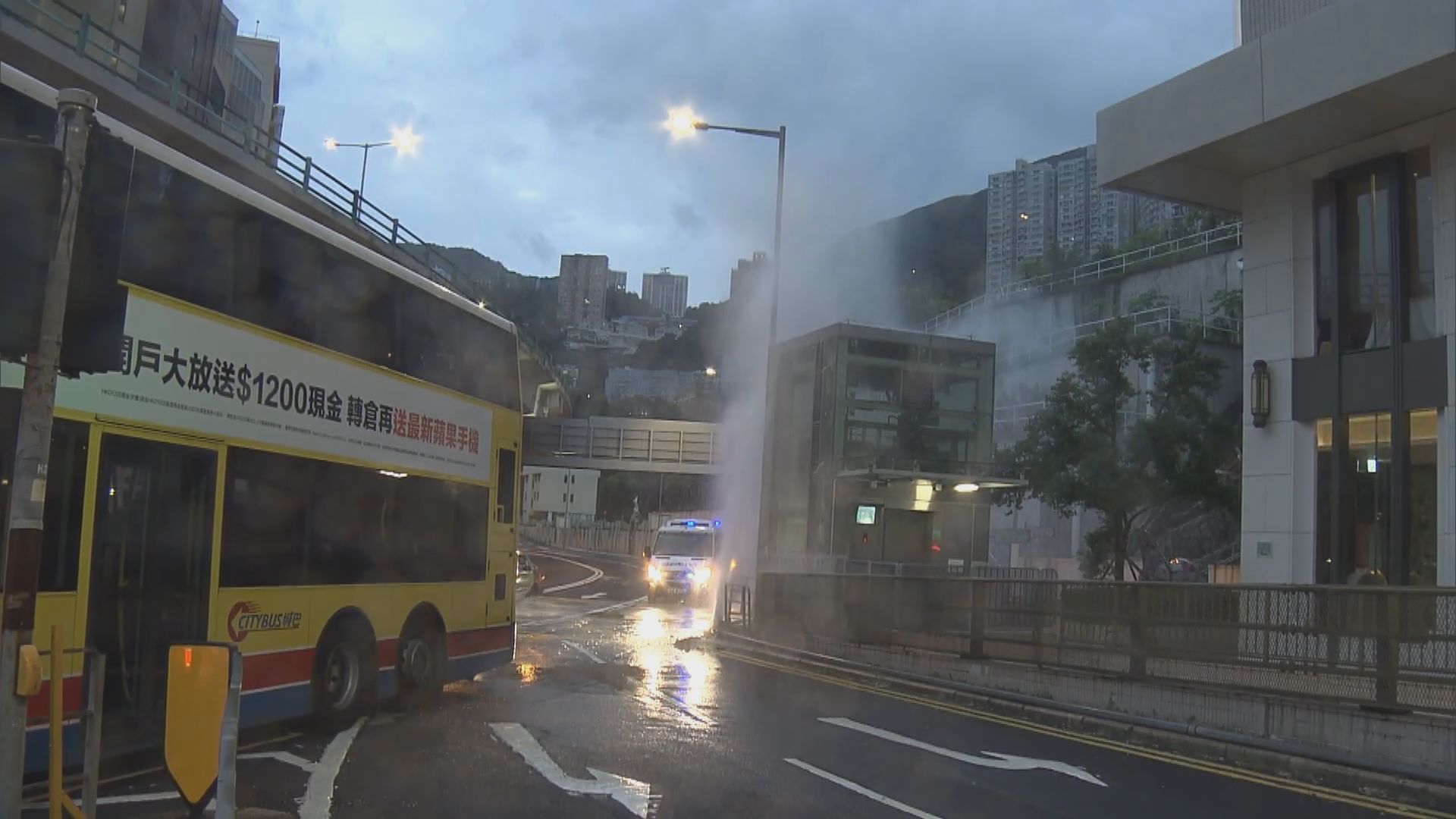 跑馬地雙層巴士撞水管噴10米水柱
