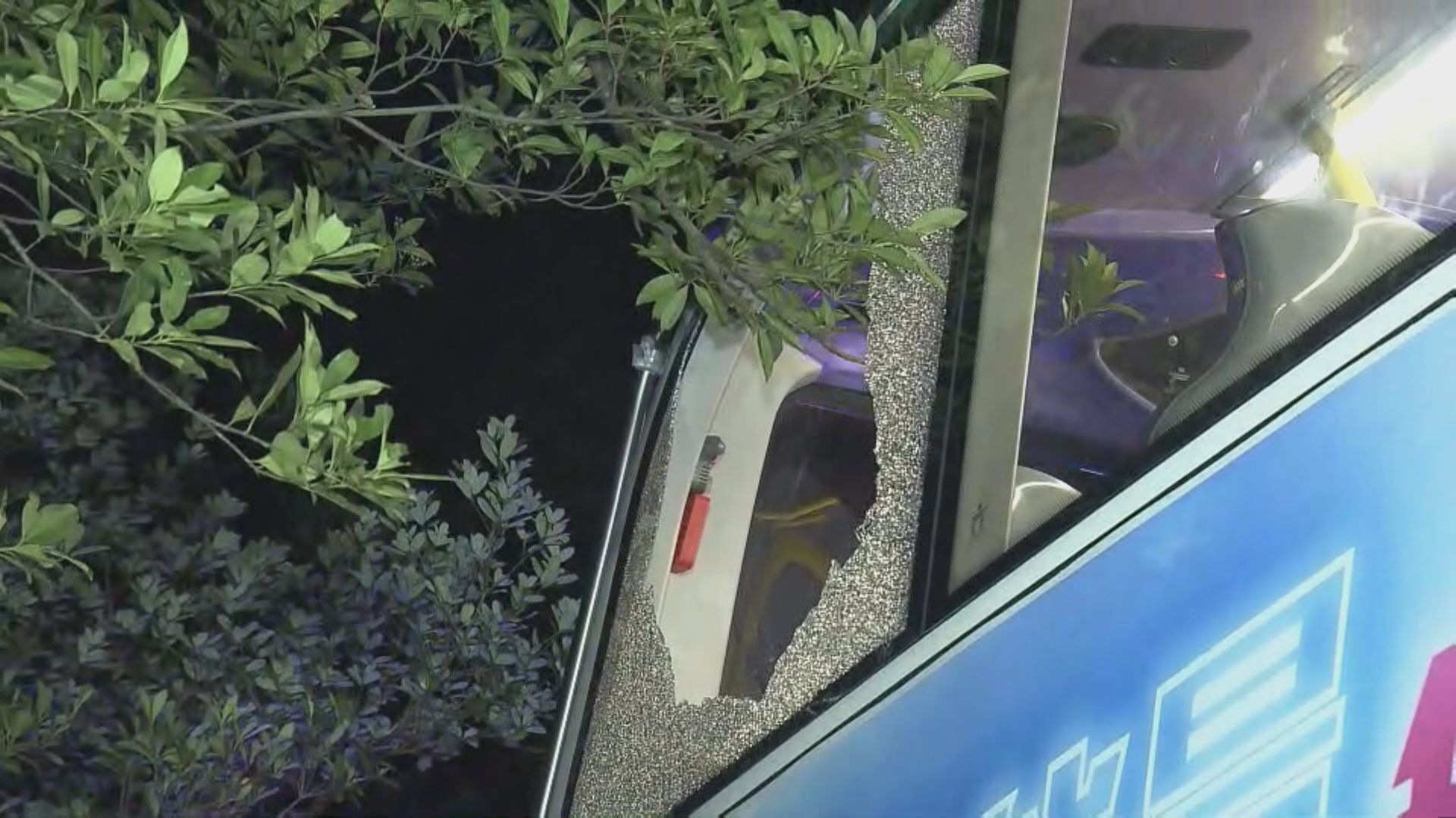 跑馬地巴士撞樹 兩名乘客受傷