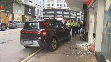 銅鑼灣私家車剷行人路撞店舖　一人受傷送院