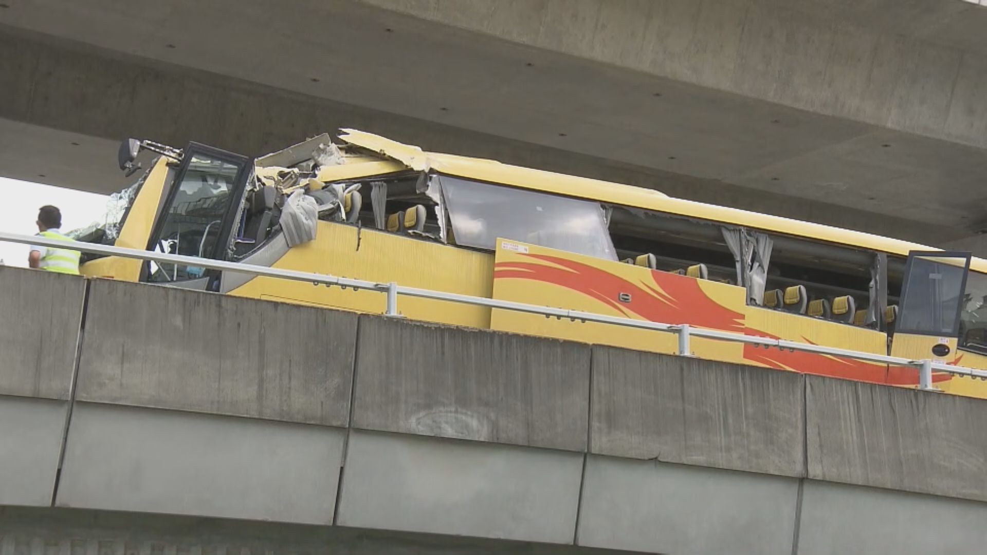 香園圍口岸旅遊巴撞橋底　多人受傷