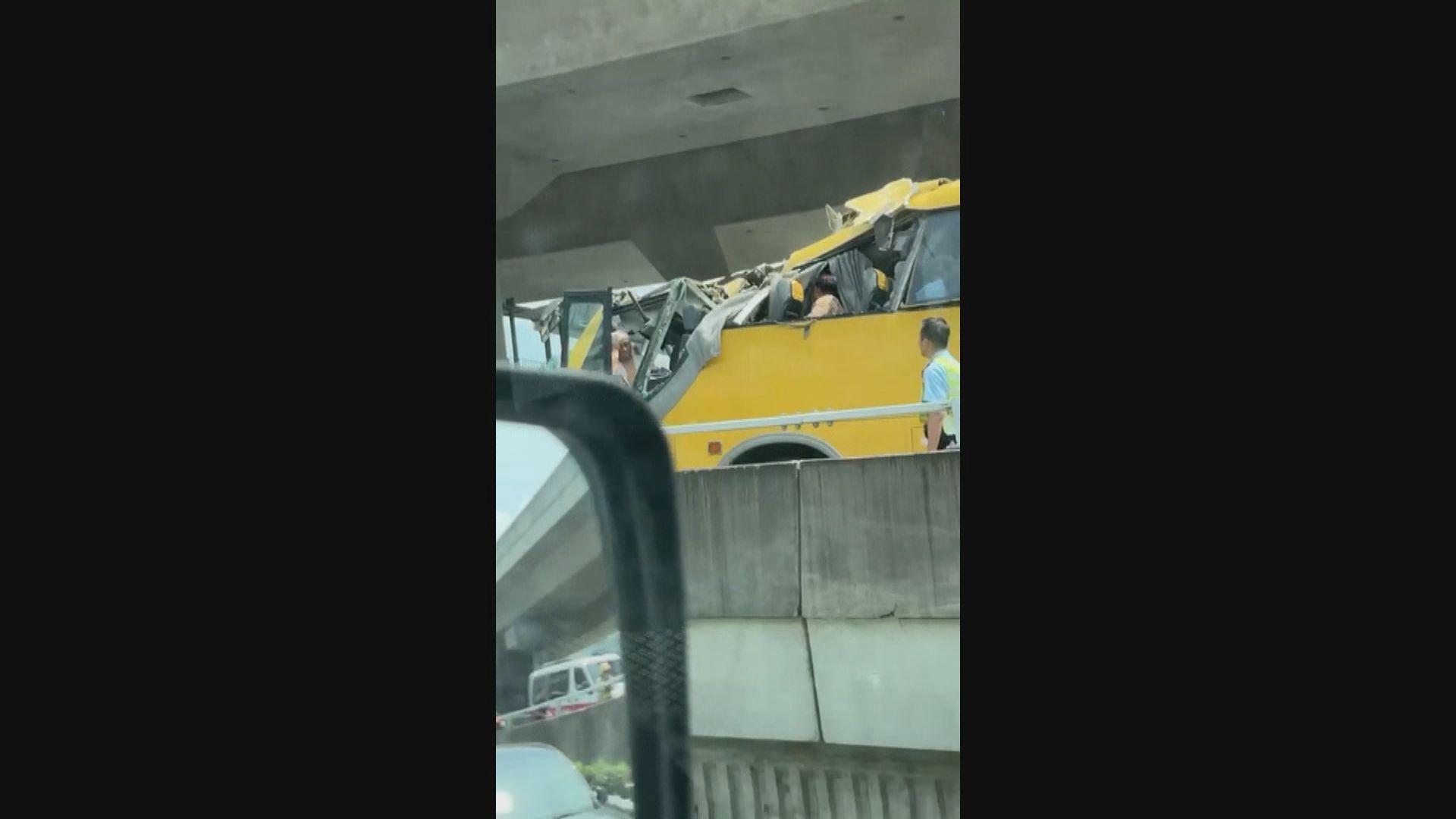 香園圍旅遊巴誤入限高路段撞橋底　15人受傷