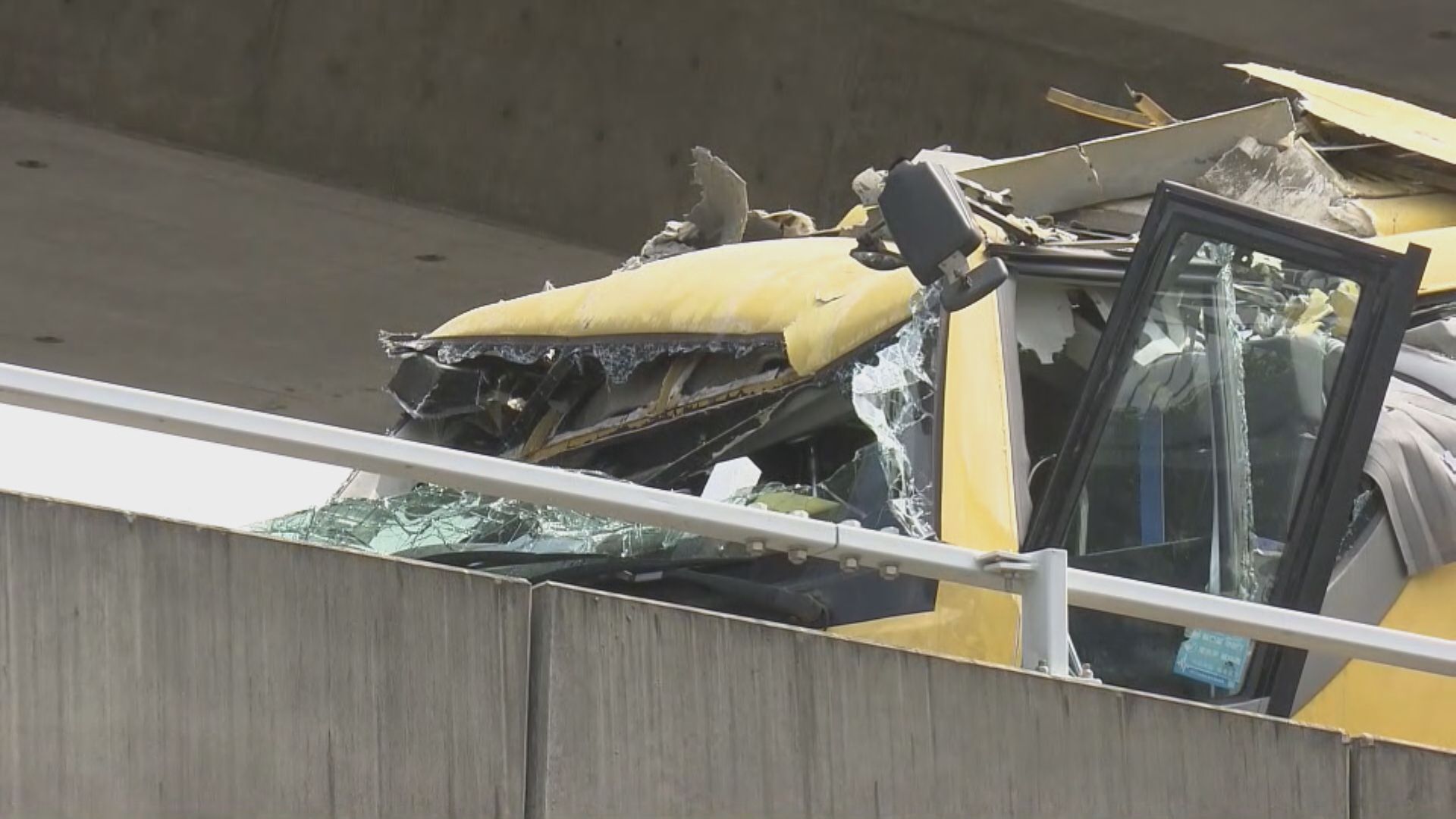 香園圍旅巴撞橋底釀15人傷　運輸署：研究增設額外交通提示需要