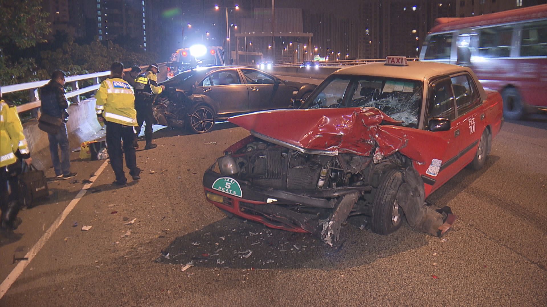 東區走廊的士與私家車相撞　的士司機亡