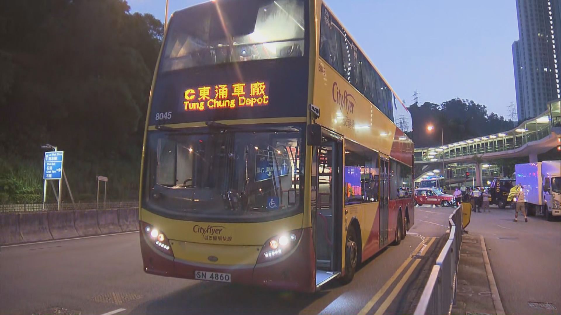 葵涌的士與巴士相撞釀一傷