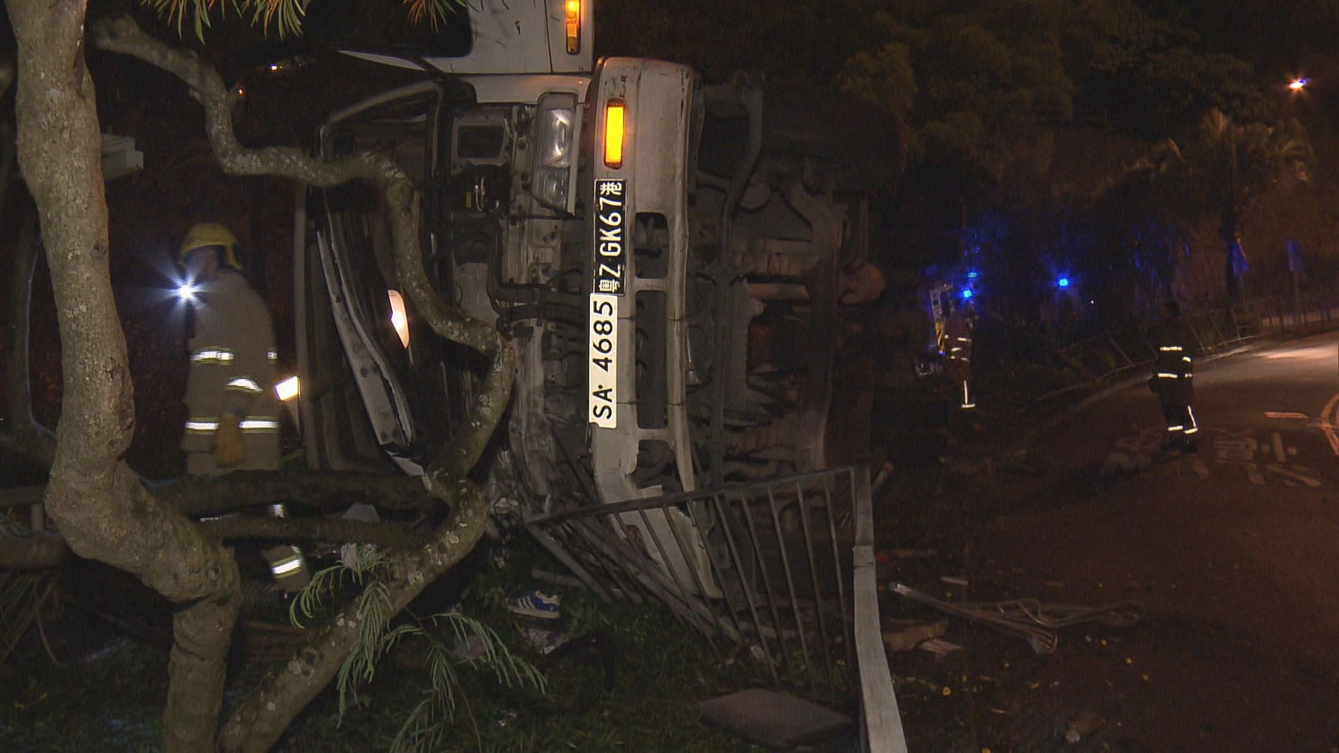 葵涌貨車失控翻側釀兩傷