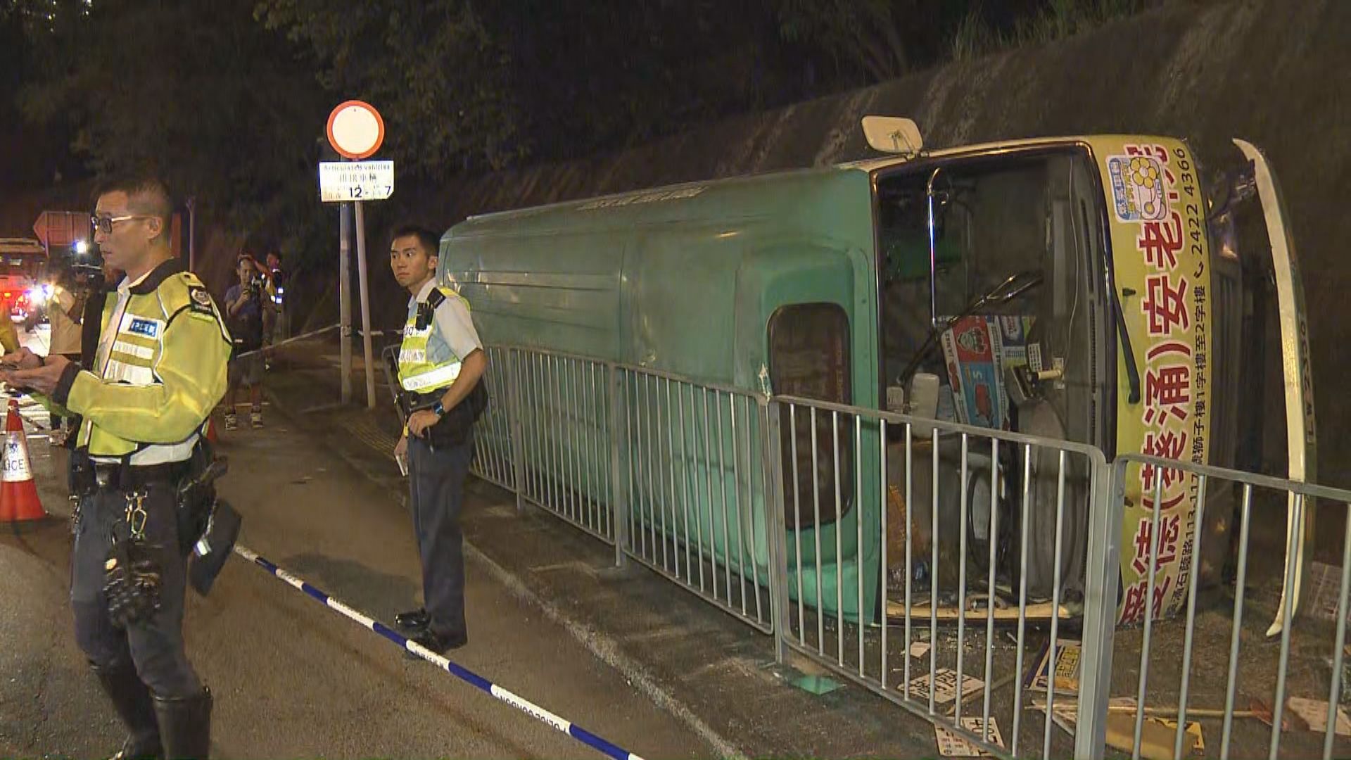 小巴荔景山路失事翻側五人傷