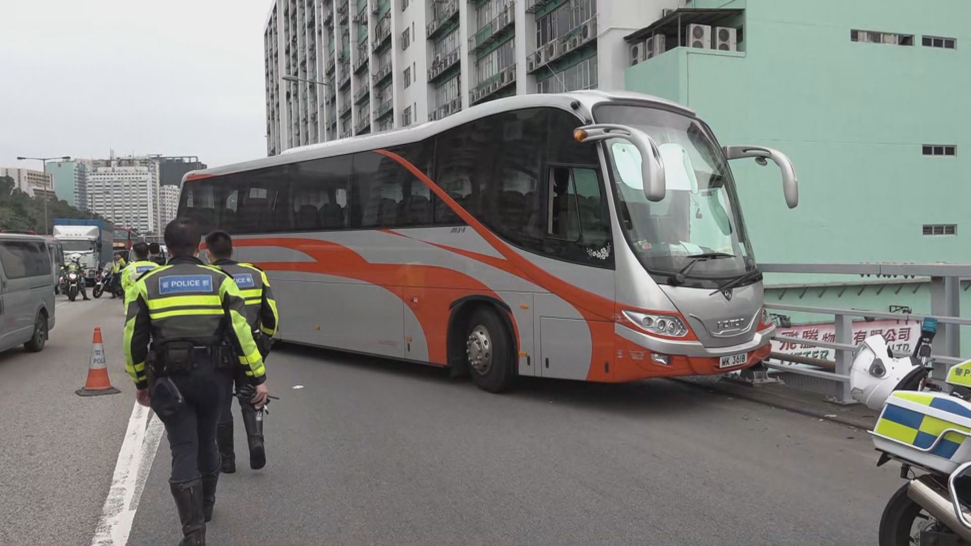 荃灣路旅遊巴撞欄　司機昏迷送院後死亡