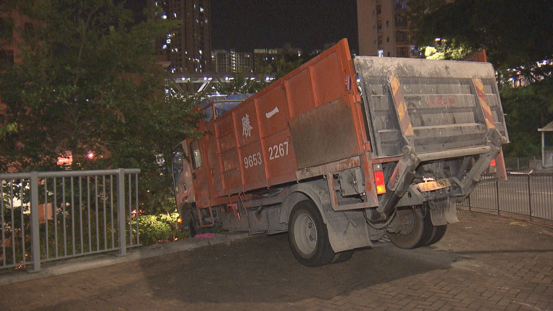 葵涌貨車失事撞欄司機傷