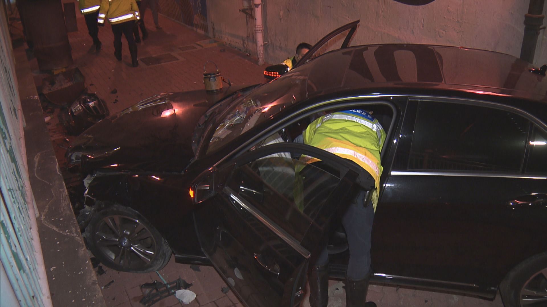 葵涌私家車撞欄墮斜坡司機涉醉駕被捕