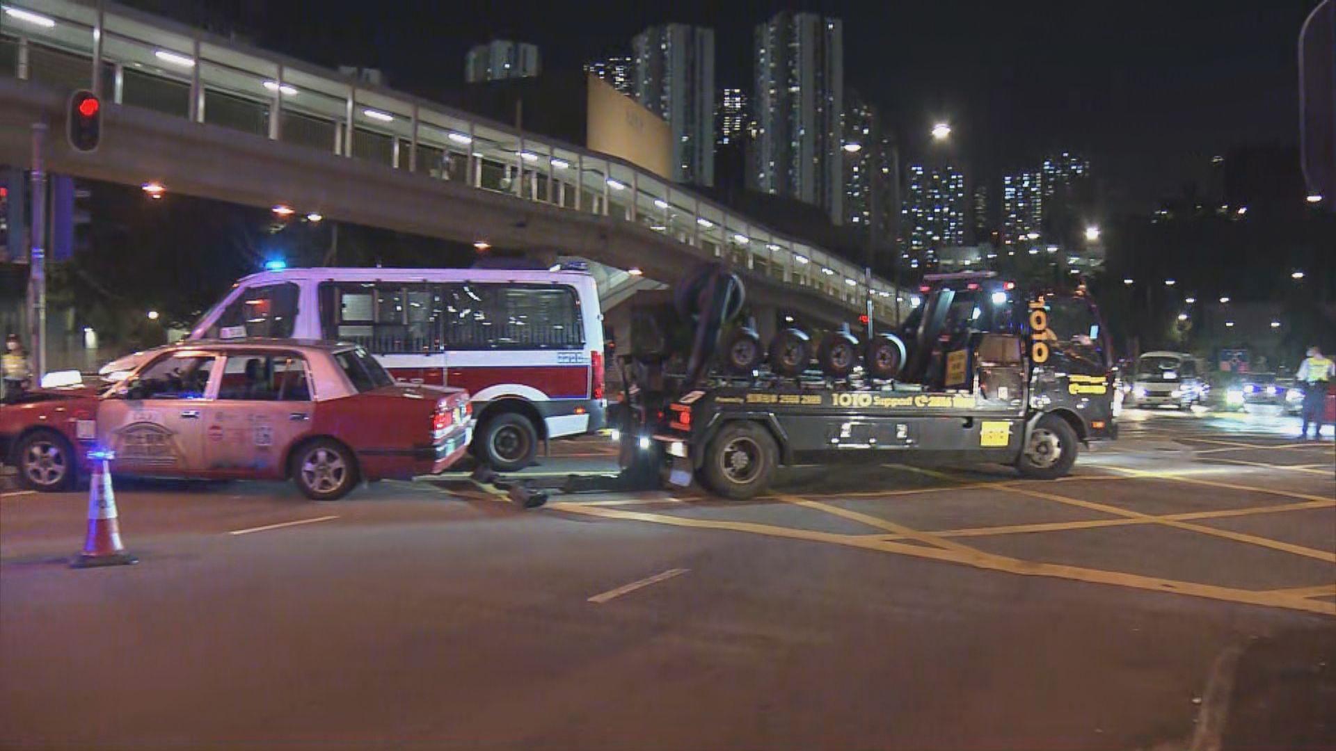 葵涌的士與警車相撞三人受傷送院