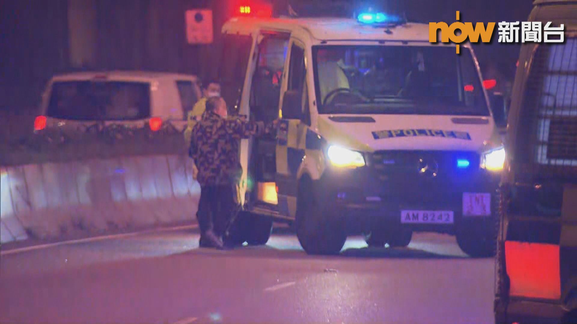 葵涌道電單車的士相撞兩人傷