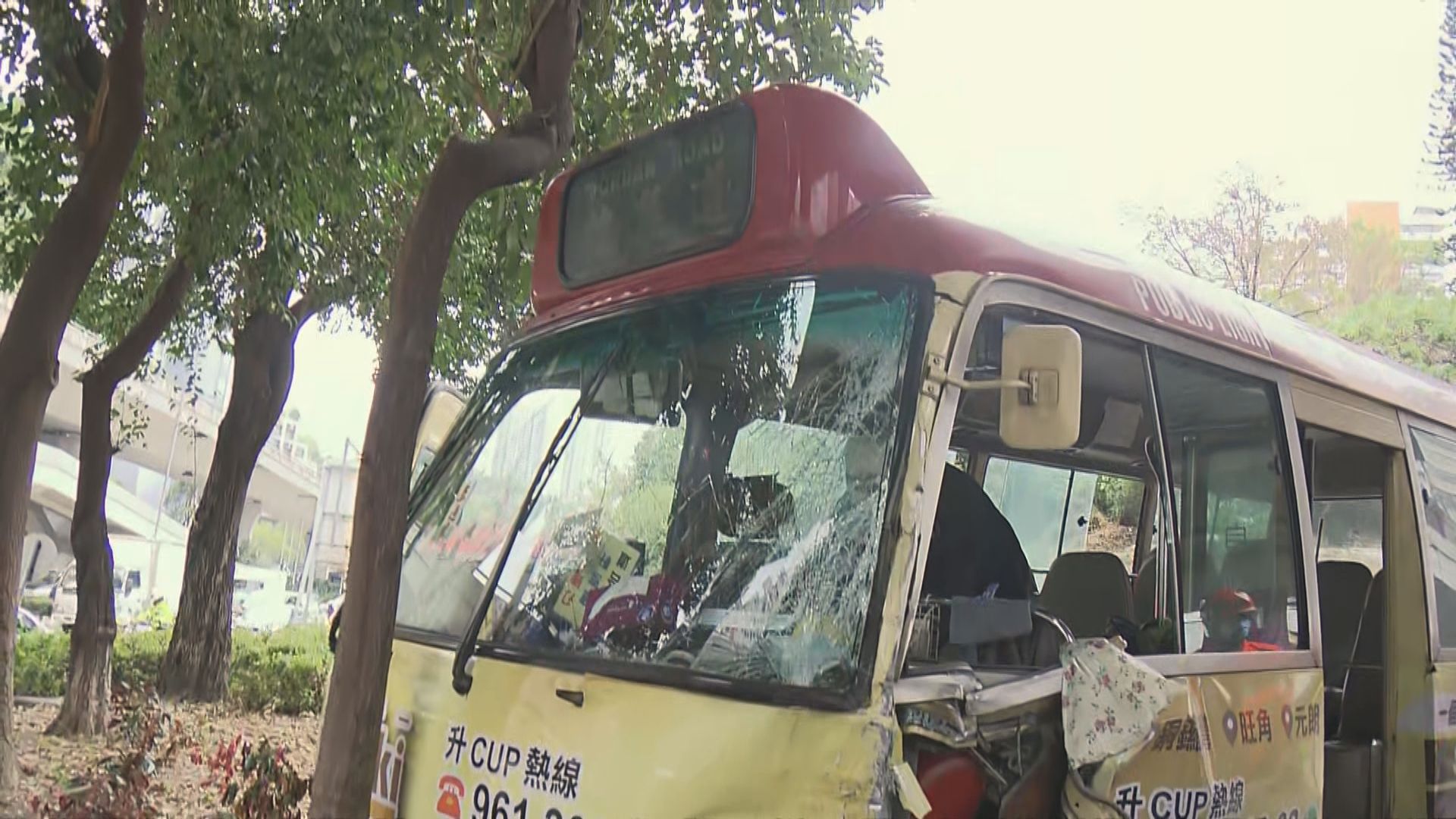 葵涌梨木道小巴與客貨車相撞11人傷　疑小巴剎車系統失靈