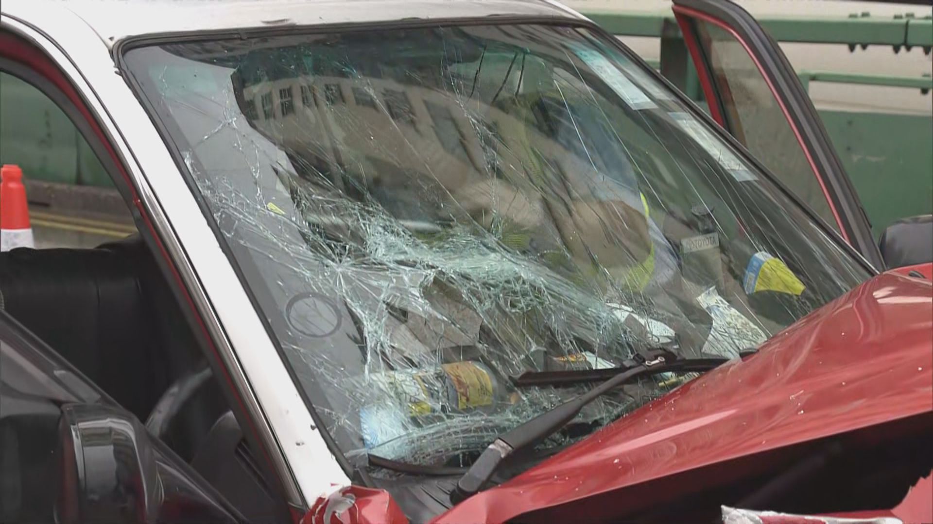 葵涌道的士撼私家車釀一傷