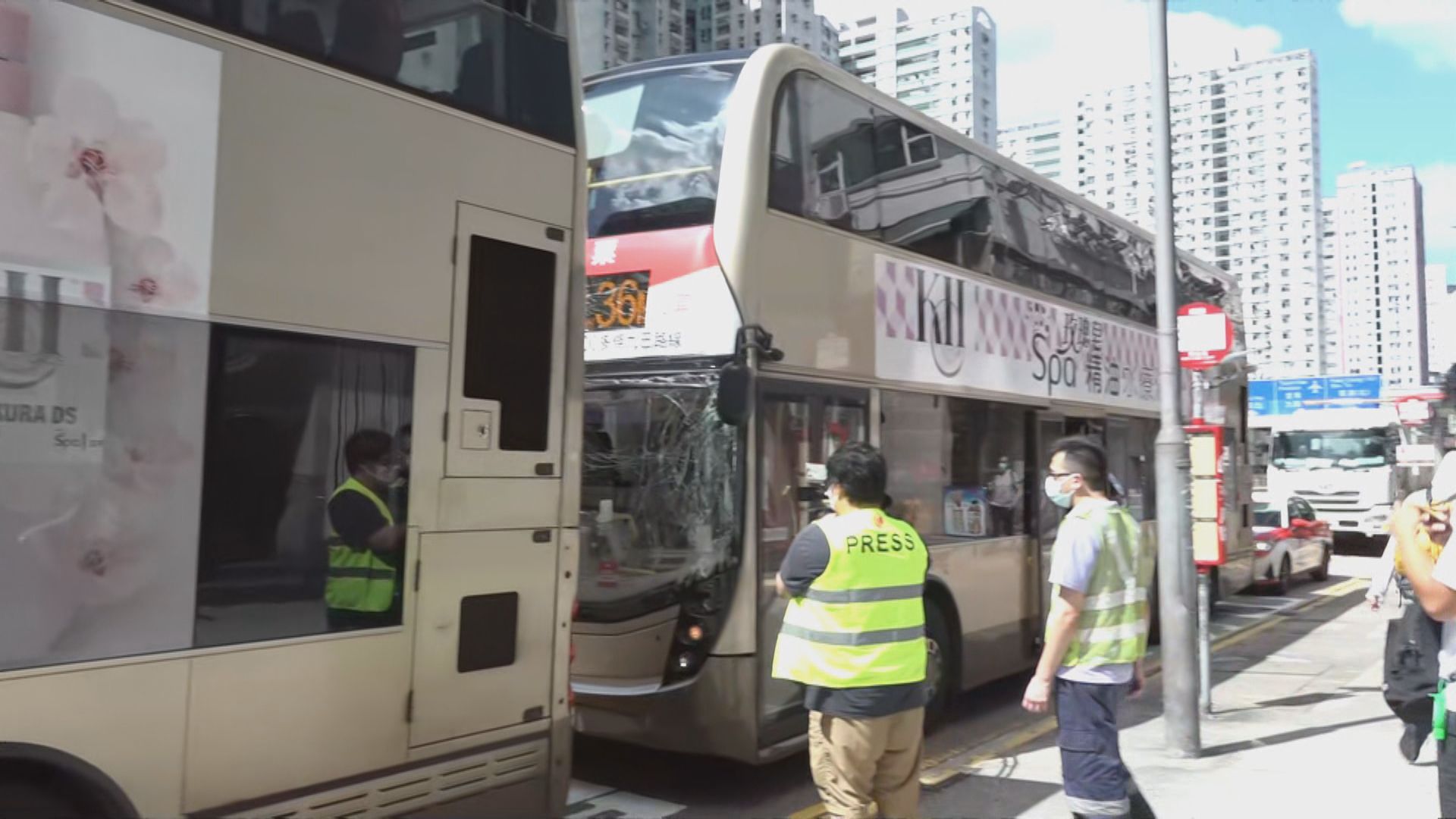 葵涌道兩巴士相撞釀七傷