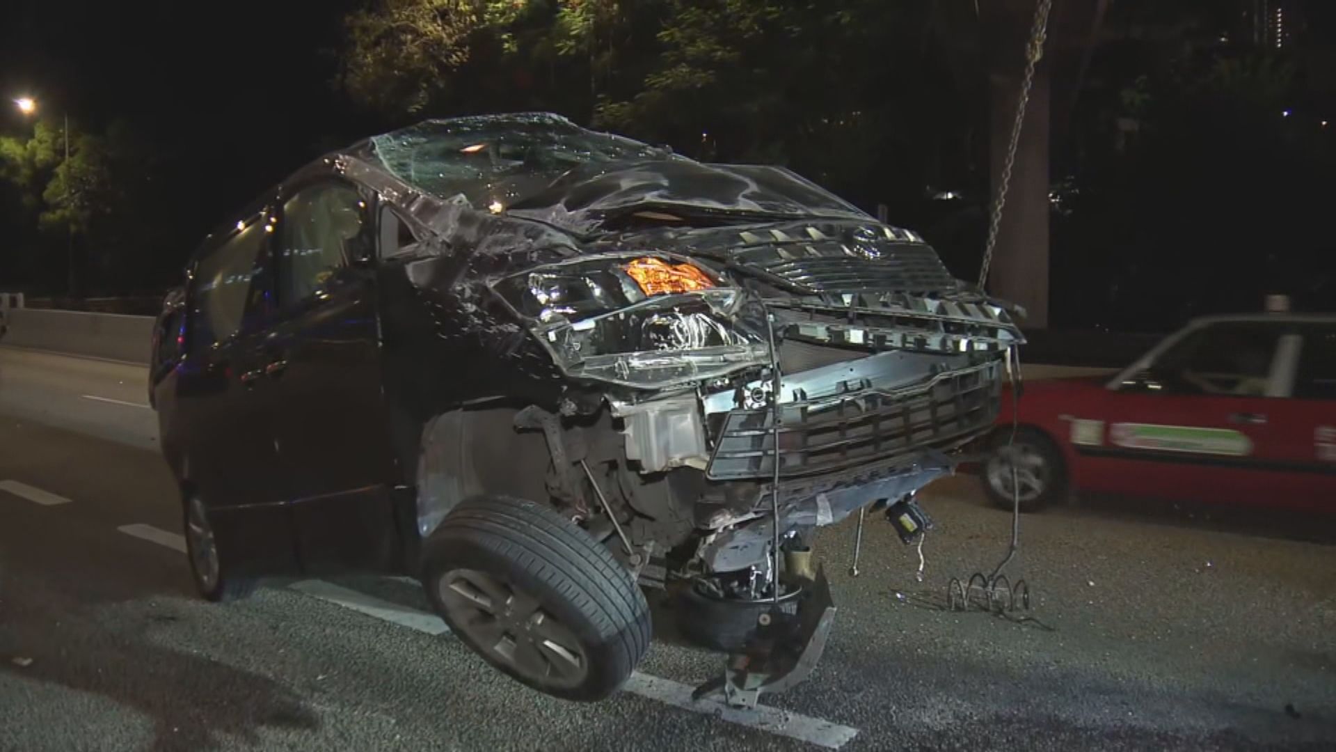 荃灣路七人車與運油車相撞釀一傷