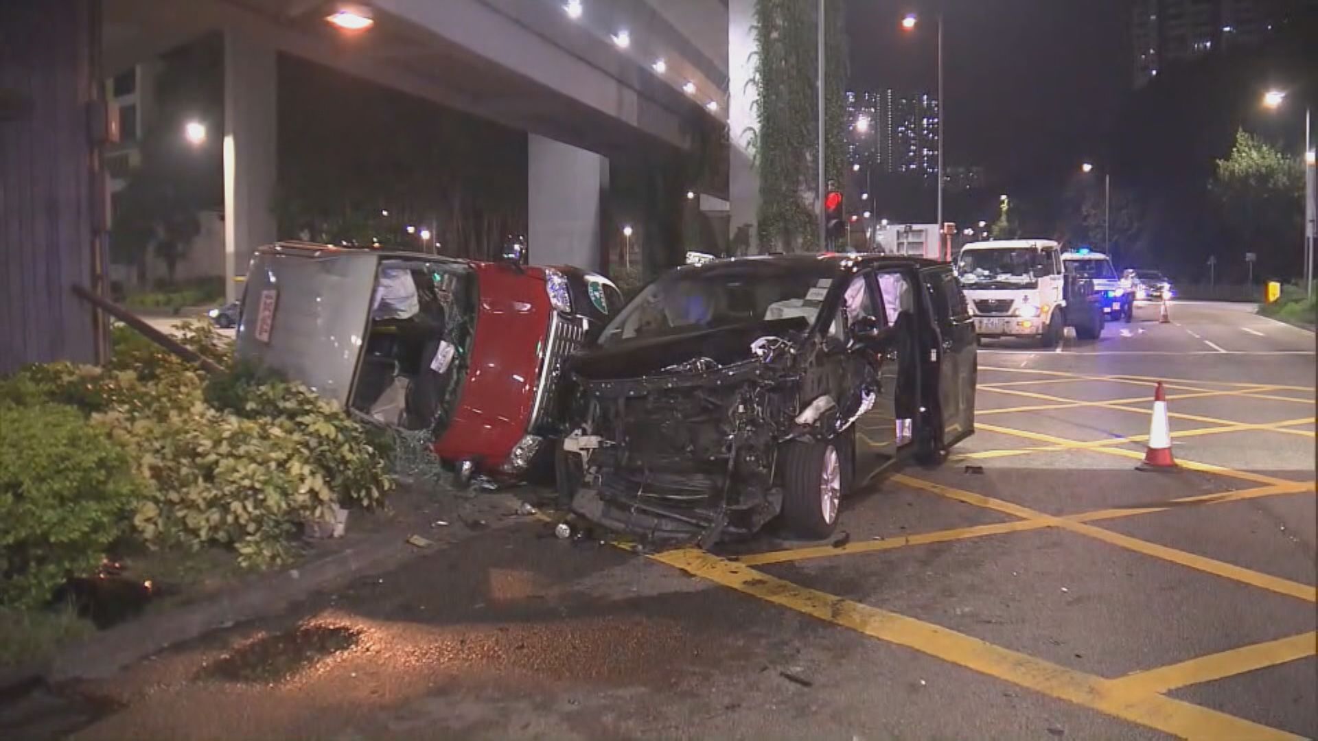 葵涌道的士與私家車相撞兩人受傷