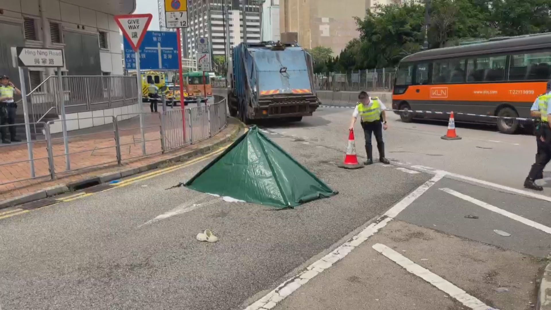 葵涌老婦過馬路　遭垃圾車撞斃