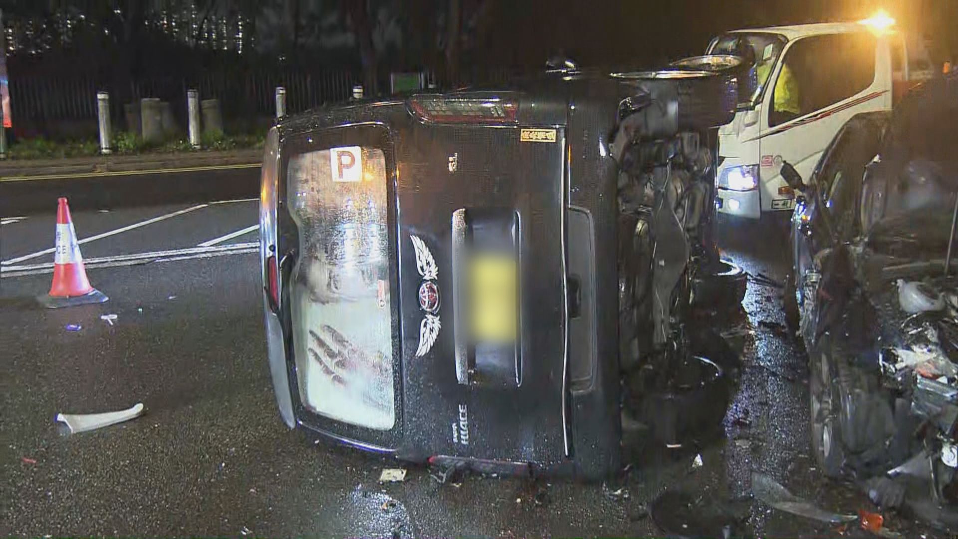 大埔道三車相撞　兩人受傷送院