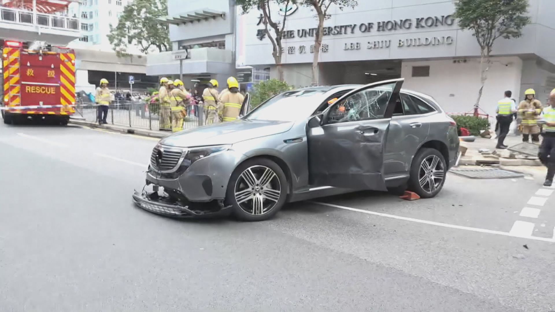 九龍灣臨興街私家車剷上行人路　至少9傷