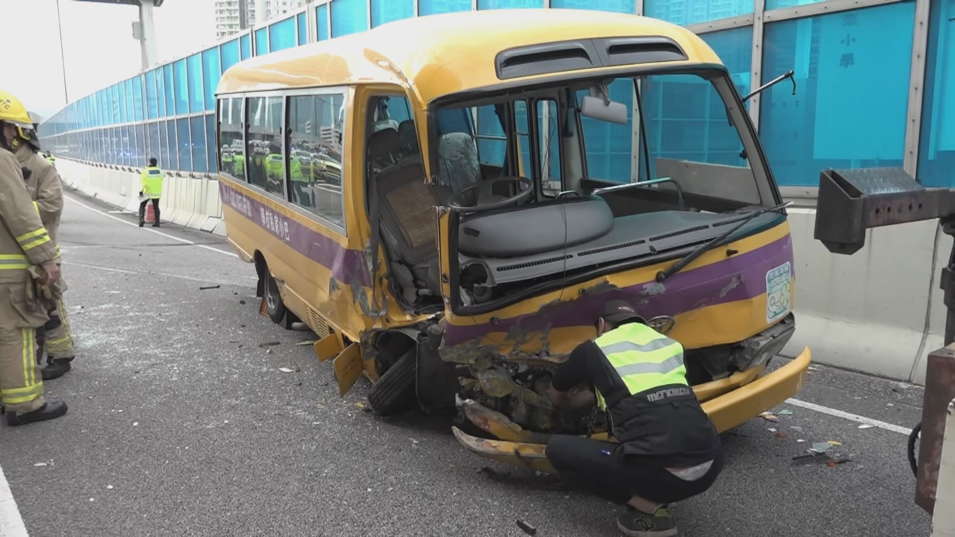 觀塘繞道保母車疑避車失事九人傷