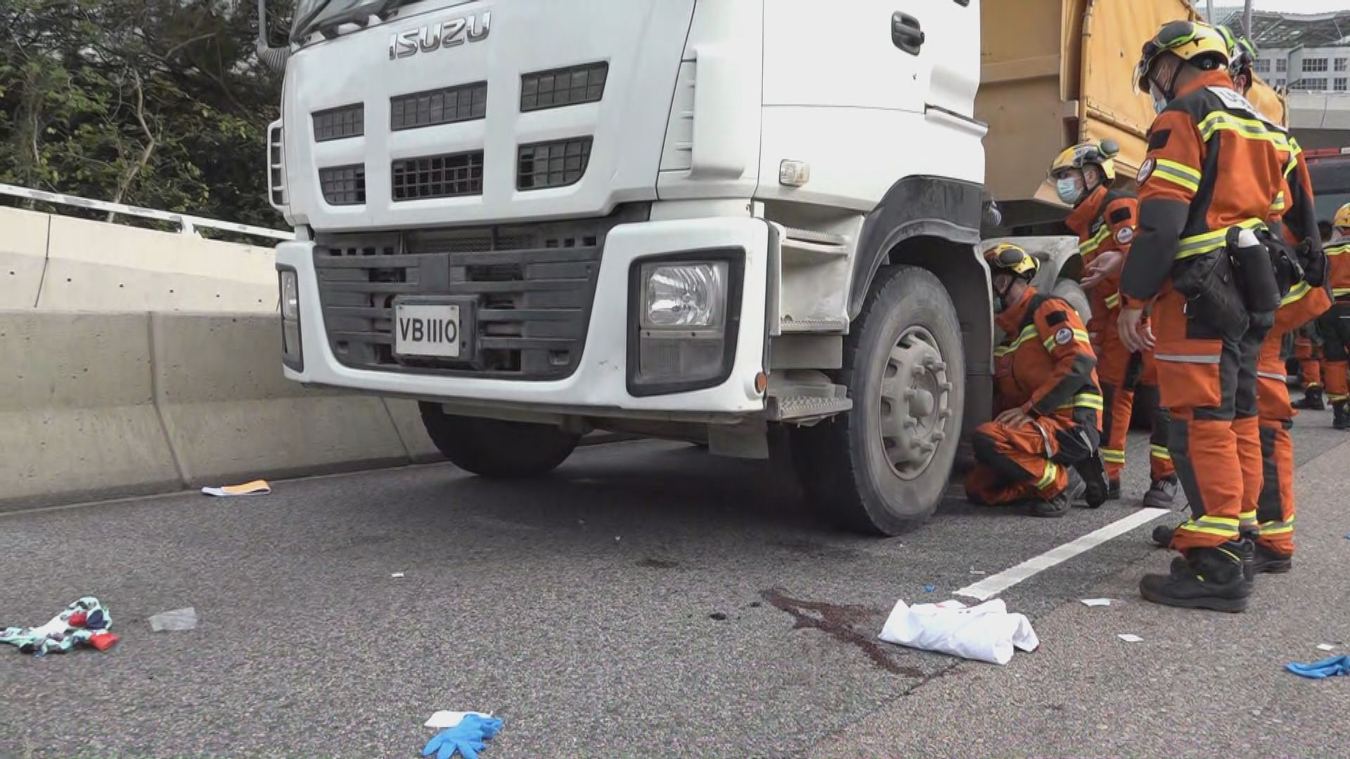 九龍灣電單車與泥頭車相撞　電單車司機受傷送院