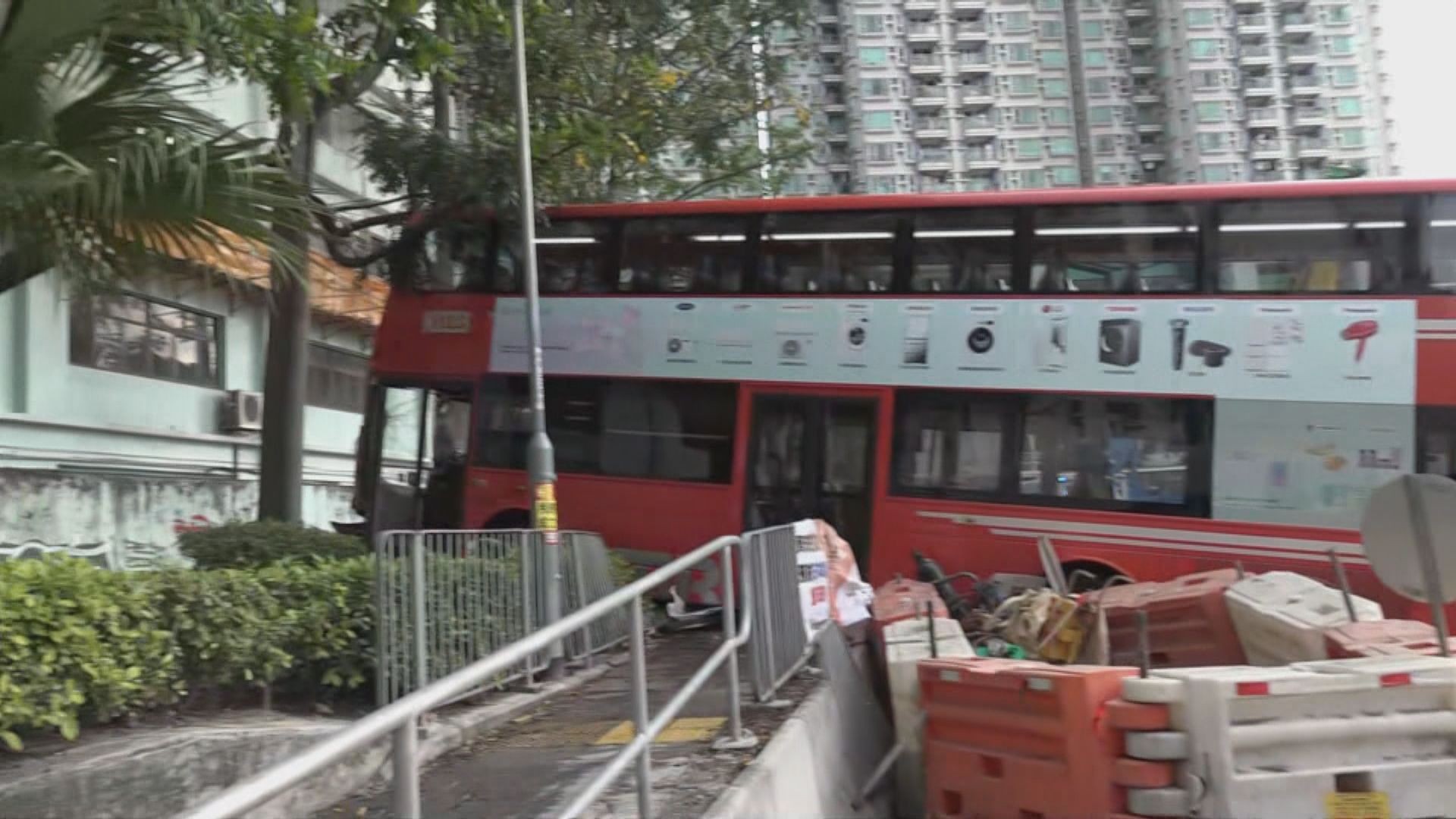 九龍城九巴失控剷上行人路　一途人被撞倒