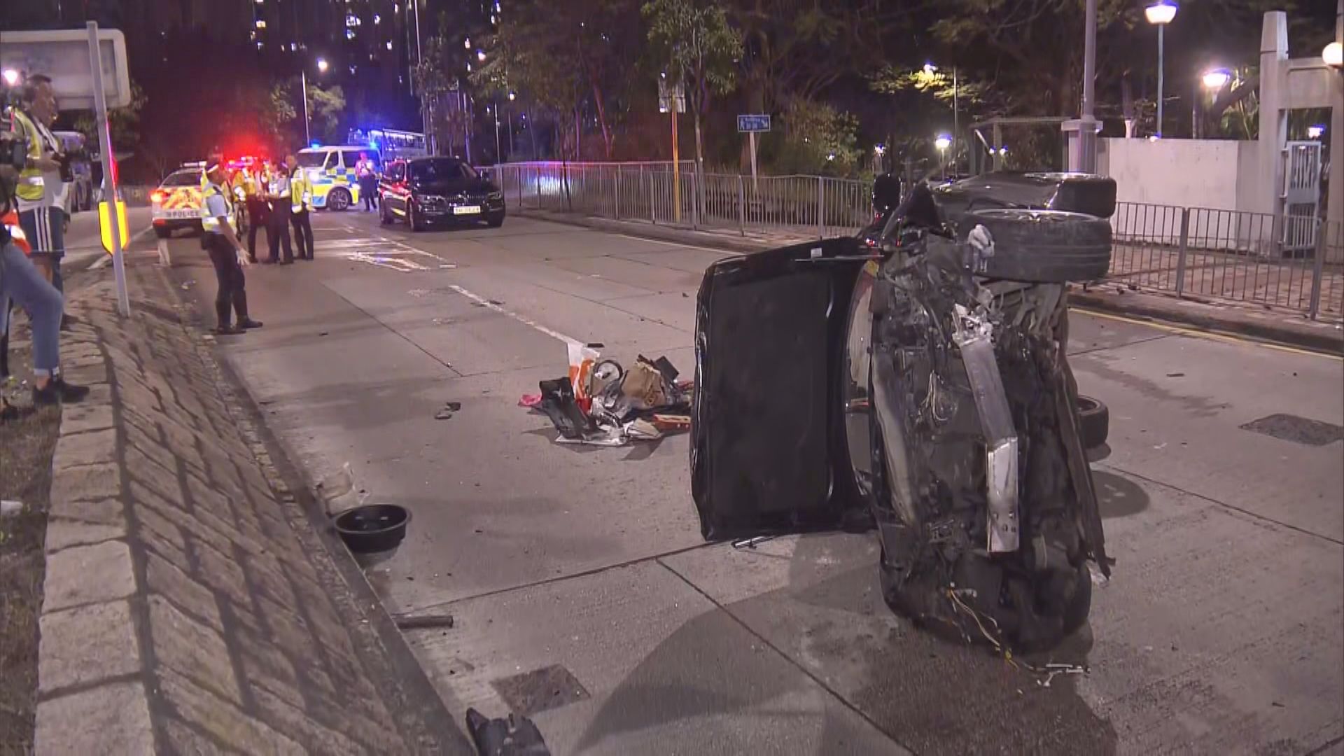 九龍城私家車失事翻側司機及乘客離去