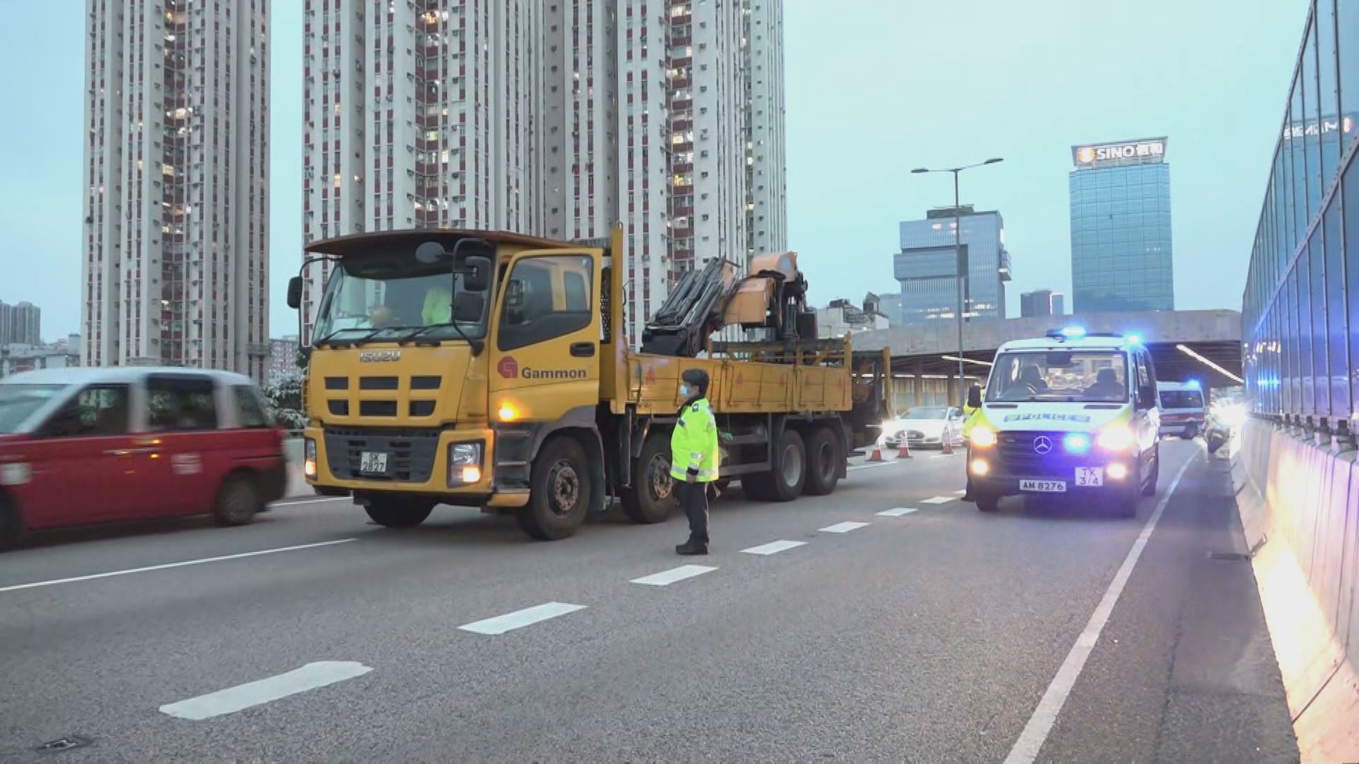 觀塘繞道男子遭貨車撞倒送院後不治